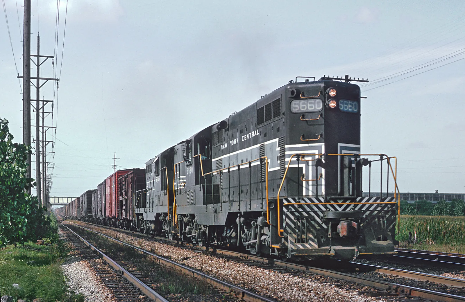 NYC GP7 #5660 on Indiana Harbor Belt Railroad tracks between Roosevelt Road and Cermack Road in Broadview, Illinois on August 14, 1972