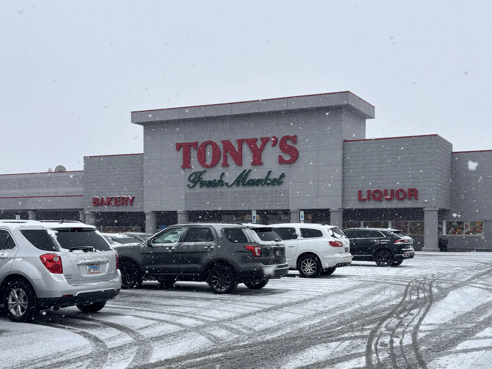 Tony's Fresh Market Location In Burbank, IL During a Snowfall