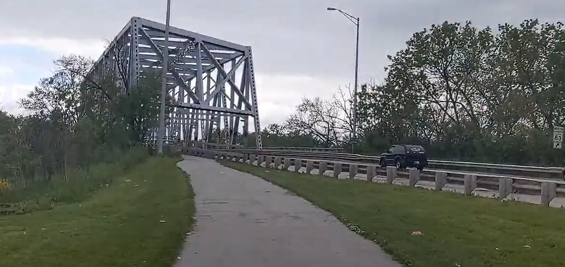 File:Bridge over the Cal-Sag Channel in Crestwood, Illinois.png