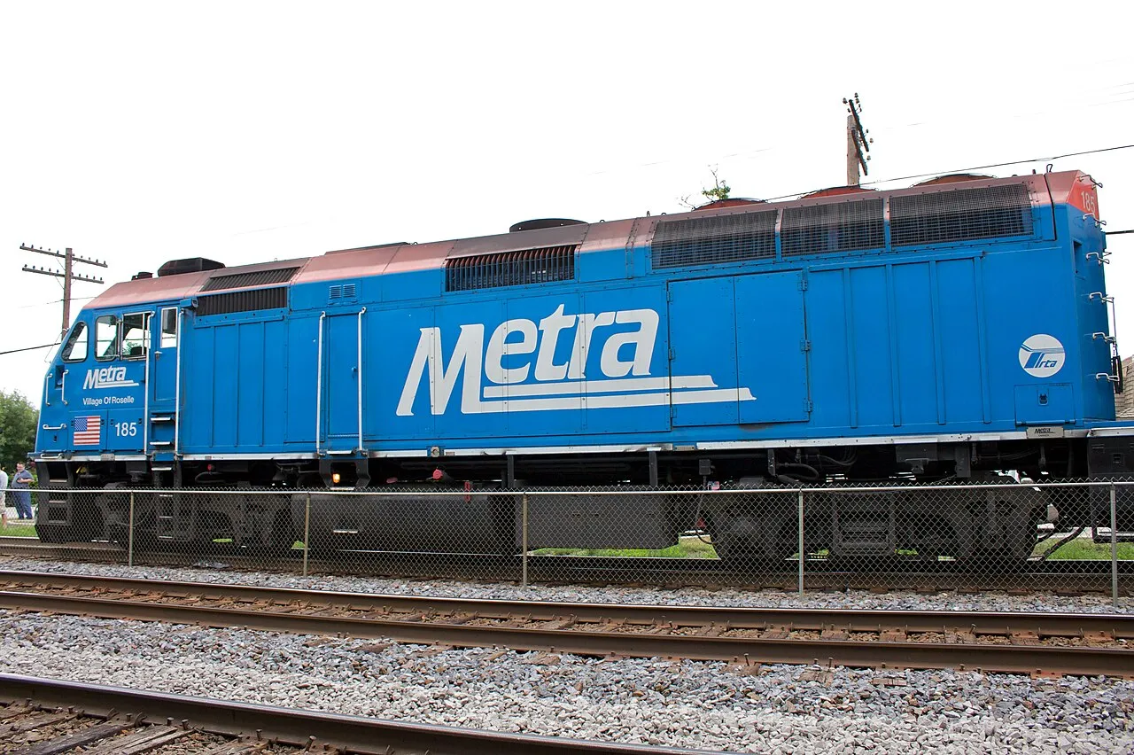 Metra locomotive 185 with Village of Roselle branding