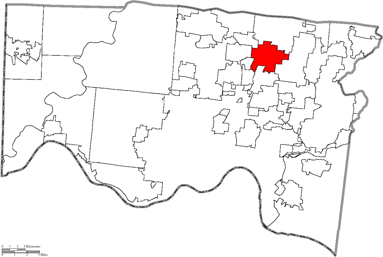Map of the municipal and township boundaries of Hamilton County, Ohio, United States, as of the 2000 census, with the location of the village of Evendale highlighted. Township borders are shown only in unincorporated are