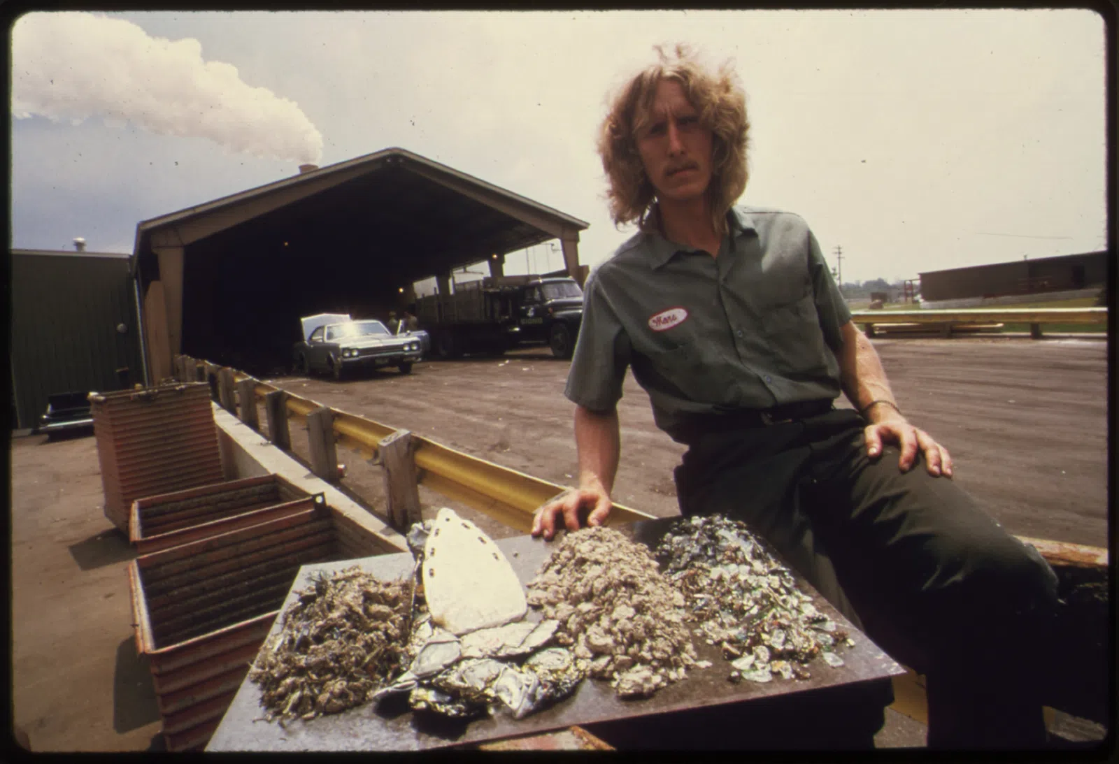 File:AN EMPLOYEE OF THE LOGAN-LONG RECYCLING PLANT IN FRANKLIN DEMONSTRATES RECYCLABLE PRODUCTS FROM THE COMMUNITY'S SOLID... - NARA - 553904.jpg