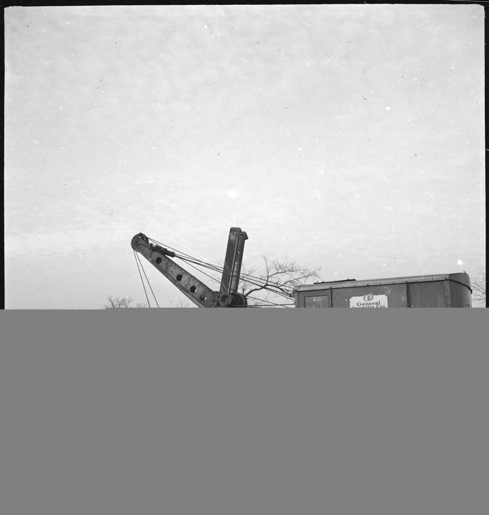 USA, Greenhills/OH: Resettlement Project; Bagger auf einem Feld