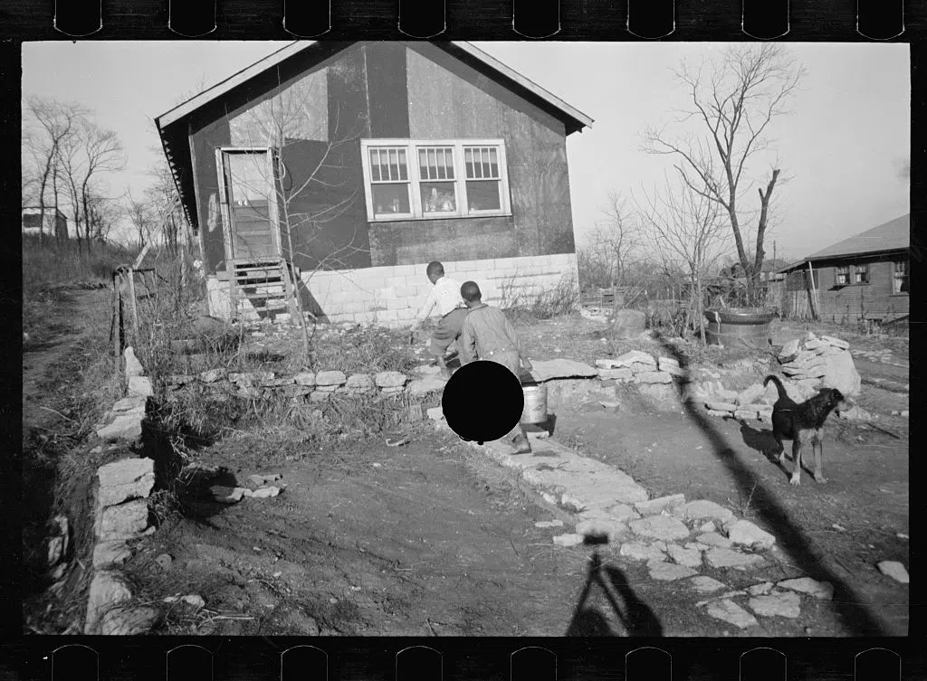 House in Lockland, Ohio 1 negative : nitrate ; 35 mm. Notes: Information about this image is based on caption for LC-USF33- 000311-M2. Image came to Library of Congress untitled (no caption in the FSA/OWI shelflist). FSA