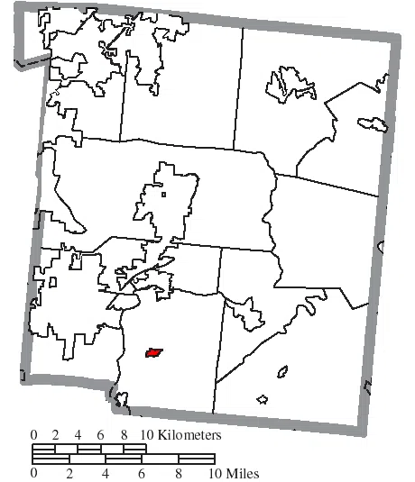 Map of the municipal and township boundaries of Warren County, Ohio, United States, as of the 2000 census, with the location of the village of Maineville highlighted. Township borders are shown only in unincorporated are