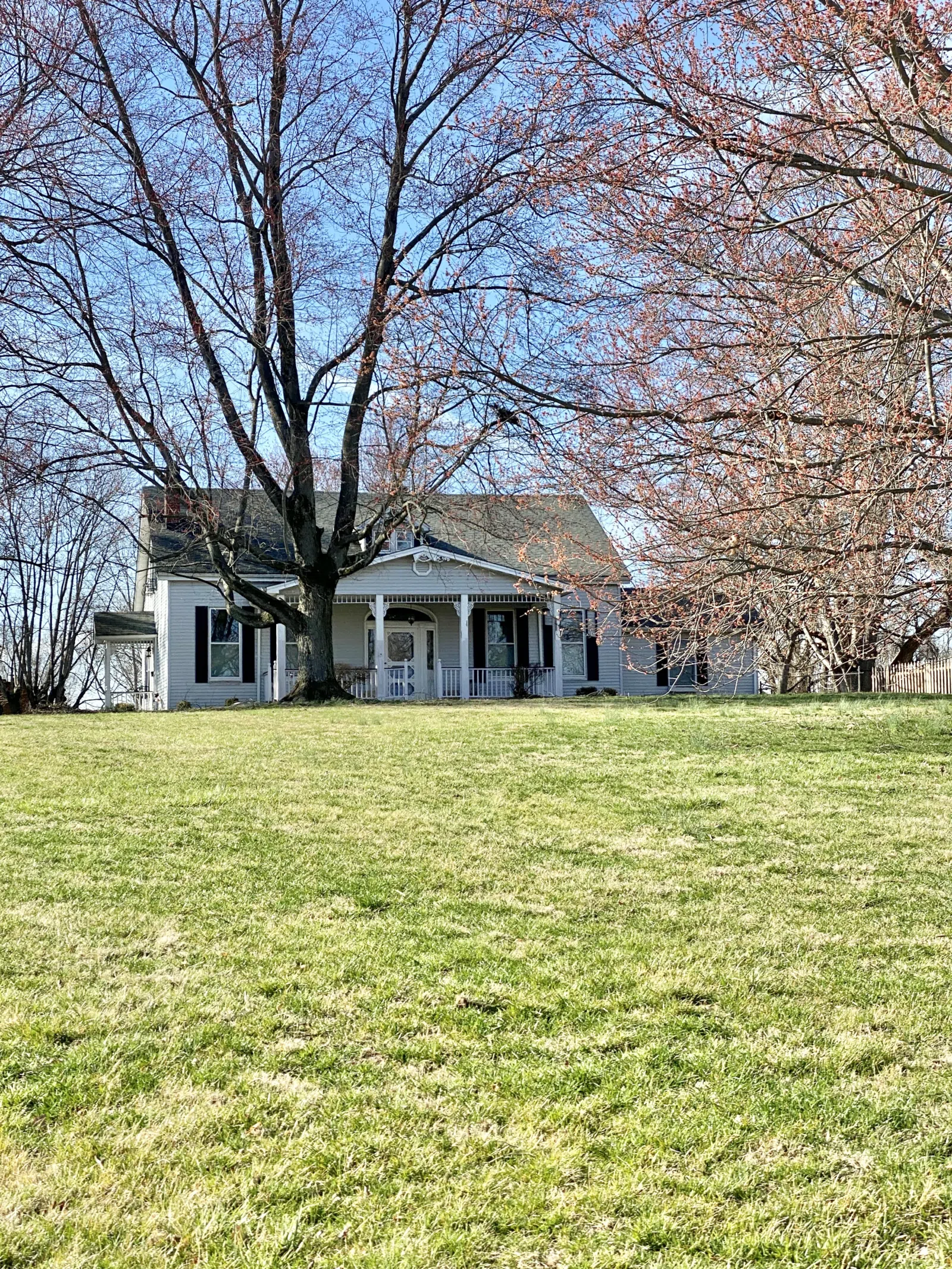 Built circa 1800, this Federal-style house was likely the old home of the Bedinger family, whom owned the adjacent land that has since been subdivided. The house features a five-bay front facade on the main wing with a s