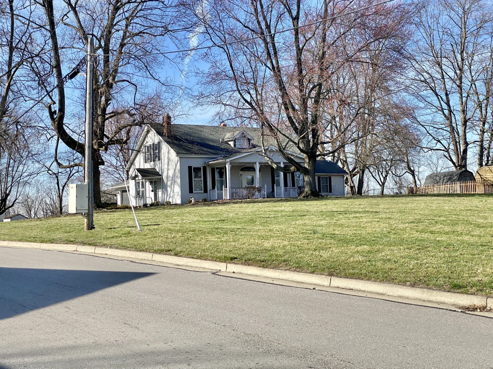 Built circa 1800, this Federal-style house was likely the old home of the Bedinger family, whom owned the adjacent land that has since been subdivided. The house features a five-bay front facade on the main wing with a s
