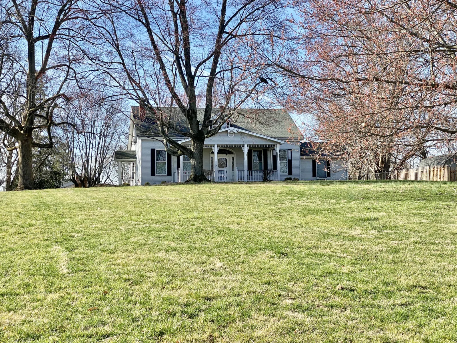 Built circa 1800, this Federal-style house was likely the old home of the Bedinger family, whom owned the adjacent land that has since been subdivided. The house features a five-bay front facade on the main wing with a s