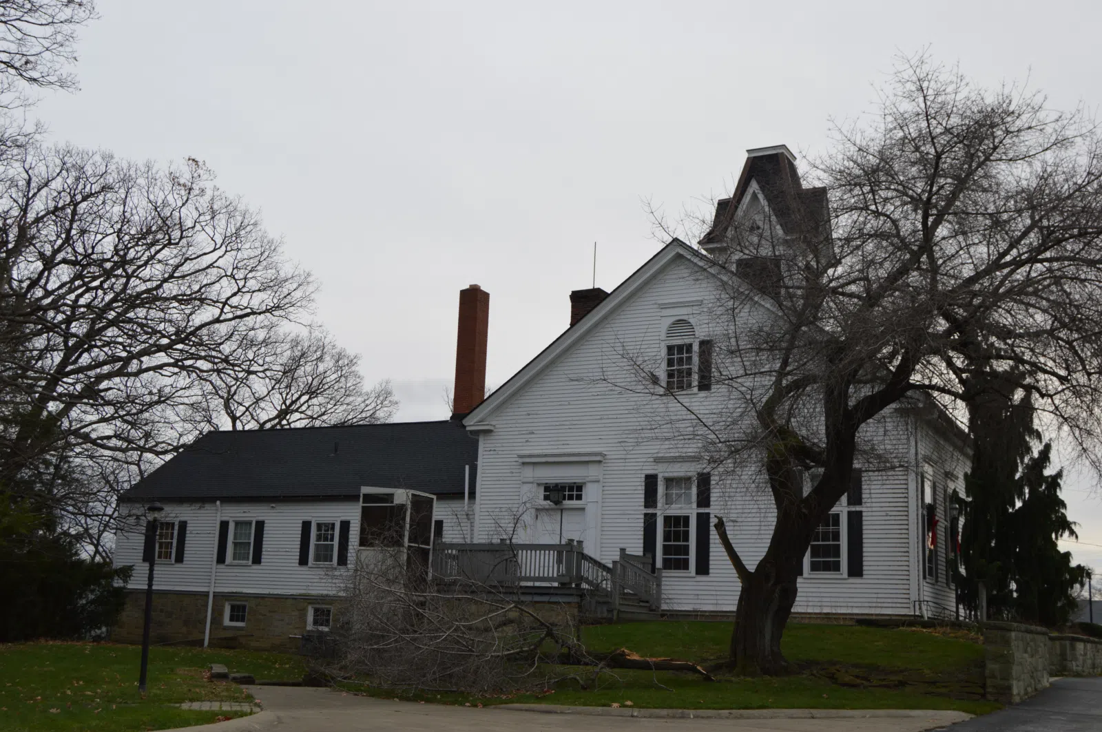 Northern side of the Community House , located along Cahoon Road in Bay Village , Ohio , United States . Along with the adjacent Rose Hill house, it is listed on the…