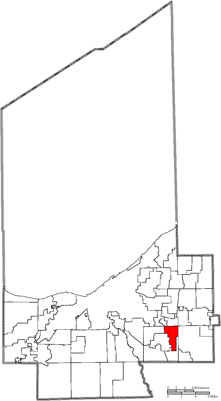 Map of the municipal and township boundaries of Cuyahoga County , Ohio , United States , as of the 2000 census, with the location of the city of Bedford Heights…