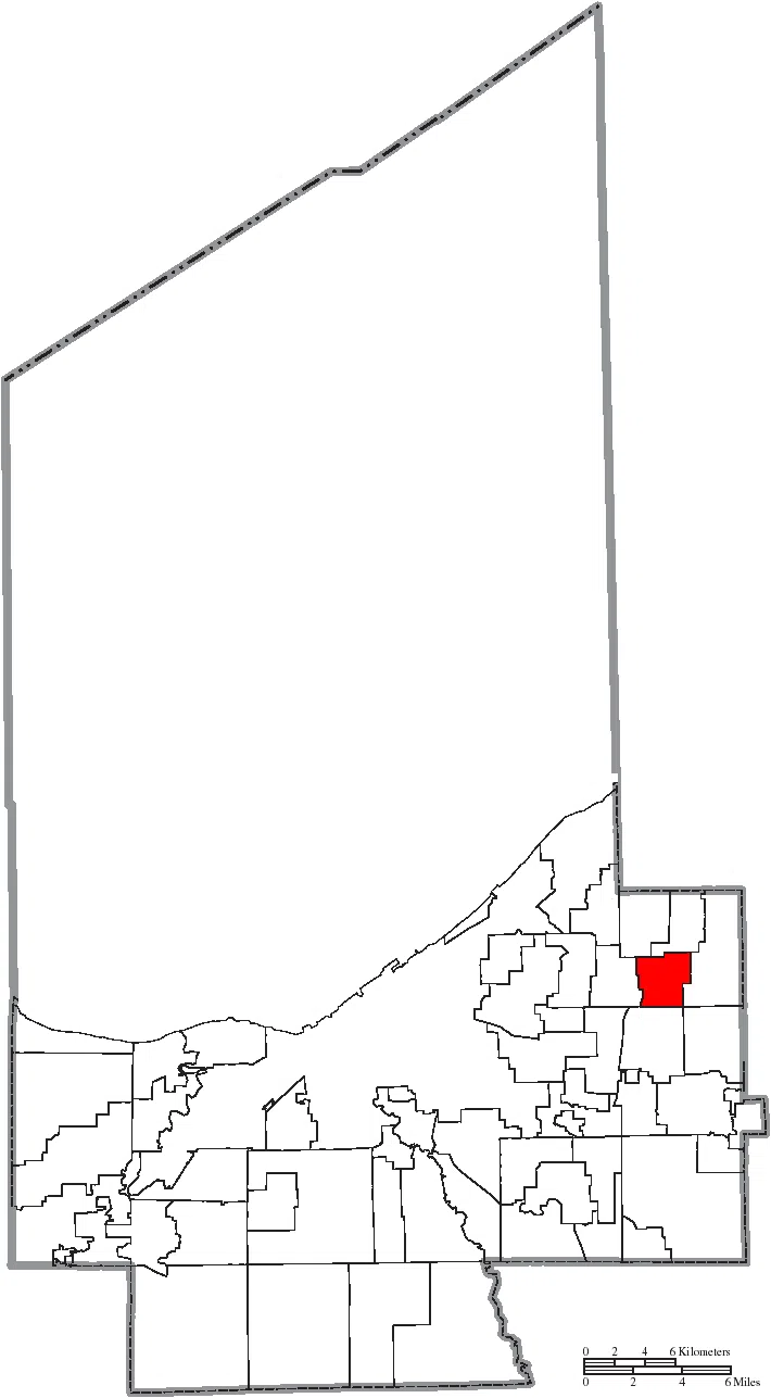 Map of the municipal and township boundaries of Cuyahoga County , Ohio , United States , as of the 2000 census, with the location of the city of Mayfield Heights…