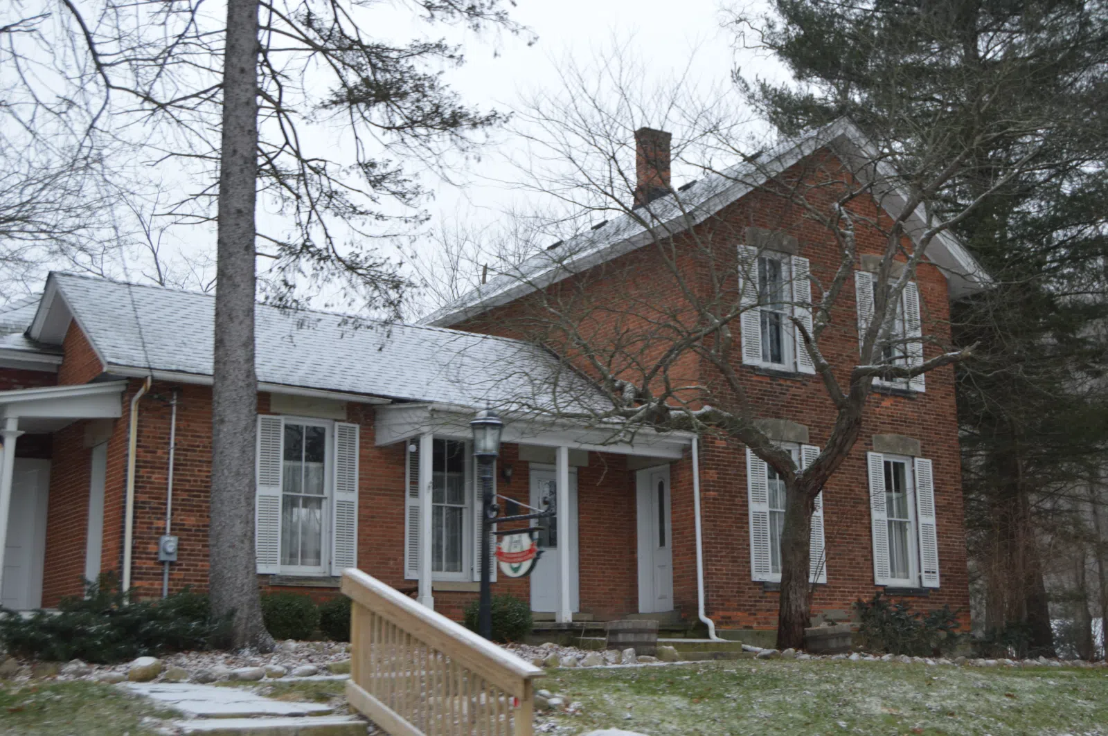 Front of an old farmhouse on Woodland Road ( State Route 87 ) just east of Chagrin River Road in northeastern Moreland Hills , Ohio , United States .