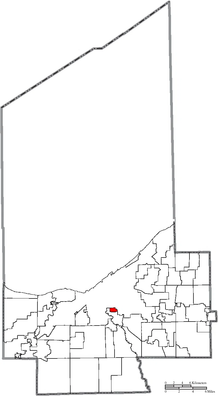 Map of the municipal and township boundaries of Cuyahoga County , Ohio , United States , as of the 2000 census, with the location of the village of Newburgh Heights…