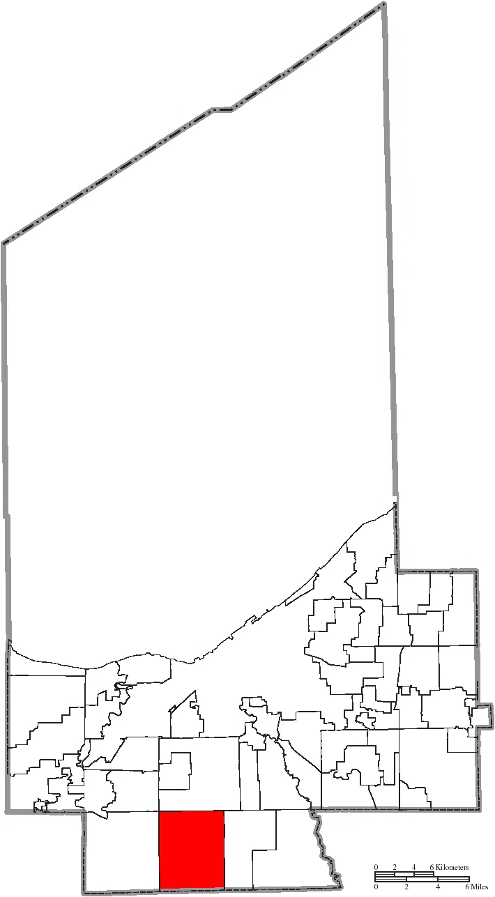 Map of the municipal and township boundaries of Cuyahoga County , Ohio , United States , as of the 2000 census, with the location of the city of North Royalton…