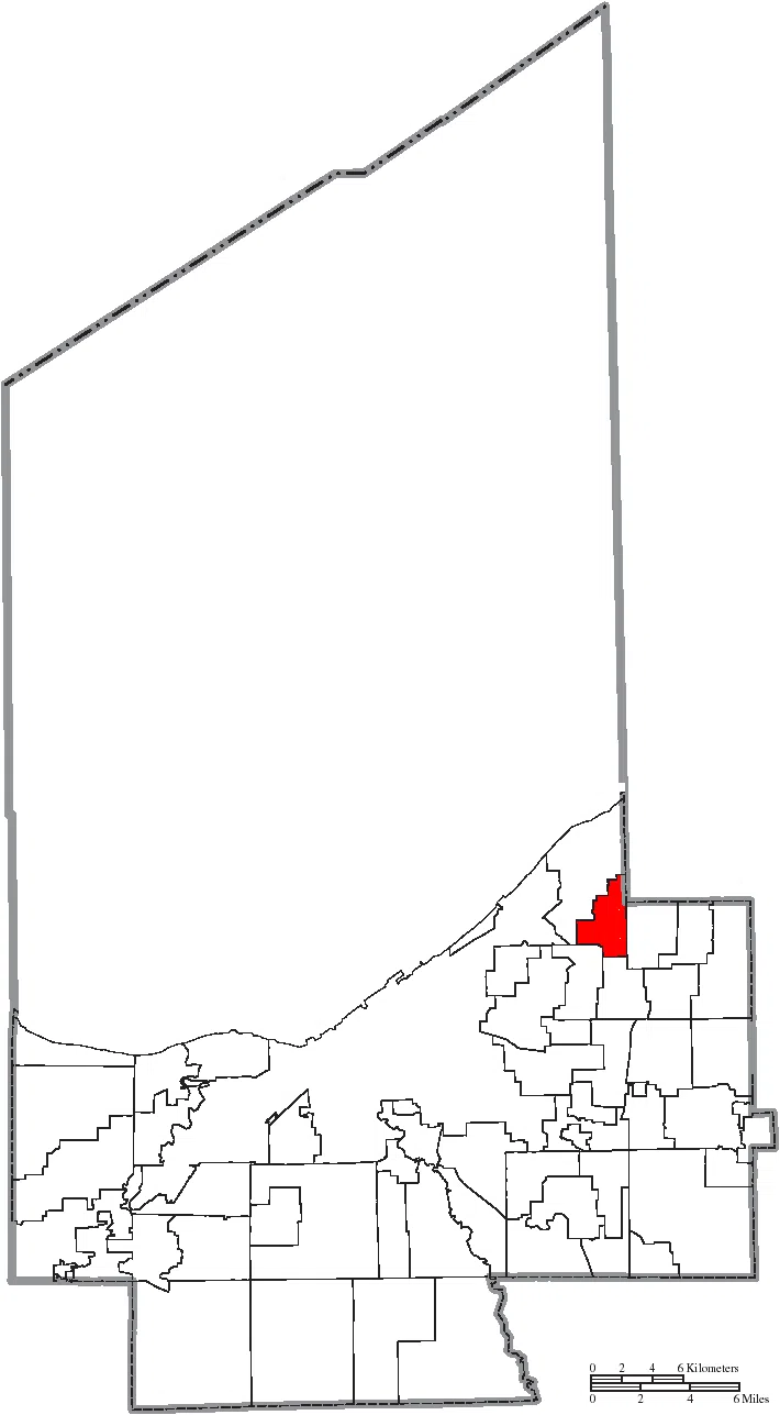 Map of the municipal and township boundaries of Cuyahoga County , Ohio , United States , as of the 2000 census, with the location of the city of Richmond Heights…