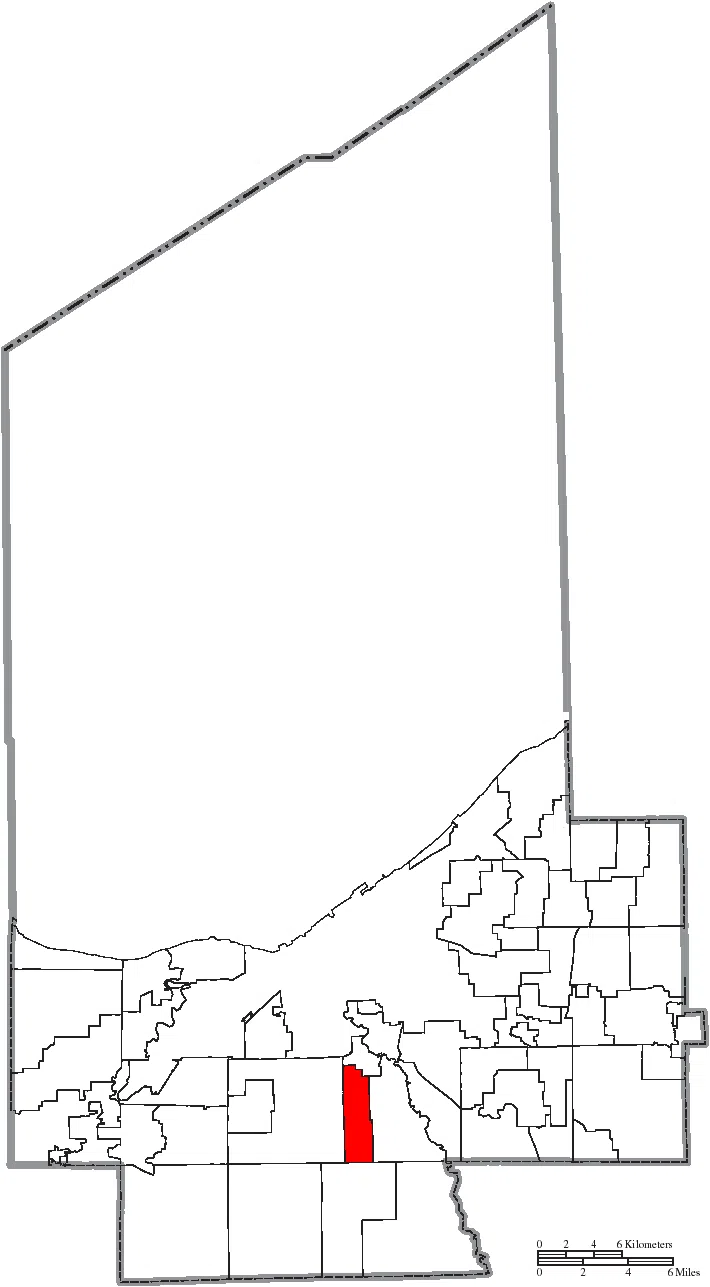 Map of the municipal and township boundaries of Cuyahoga County , Ohio , United States , as of the 2000 census, with the location of the city of Seven Hills highlighted.…
