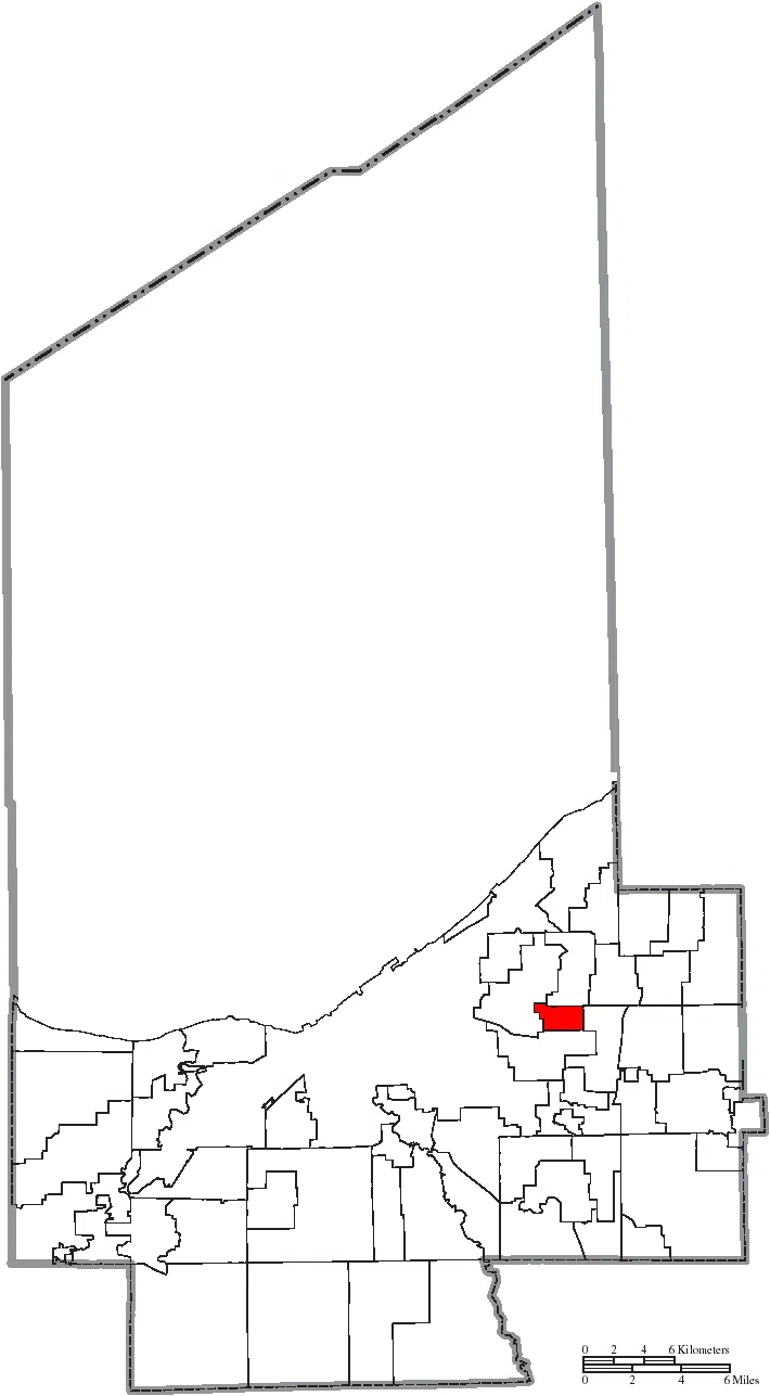 Map of the municipal and township boundaries of Cuyahoga County , Ohio , United States , as of the 2000 census, with the location of the city of University Heights…