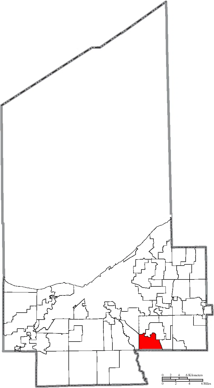 Map of the municipal and township boundaries of Cuyahoga County , Ohio , United States , as of the 2000 census, with the location of the village of Walton Hills…