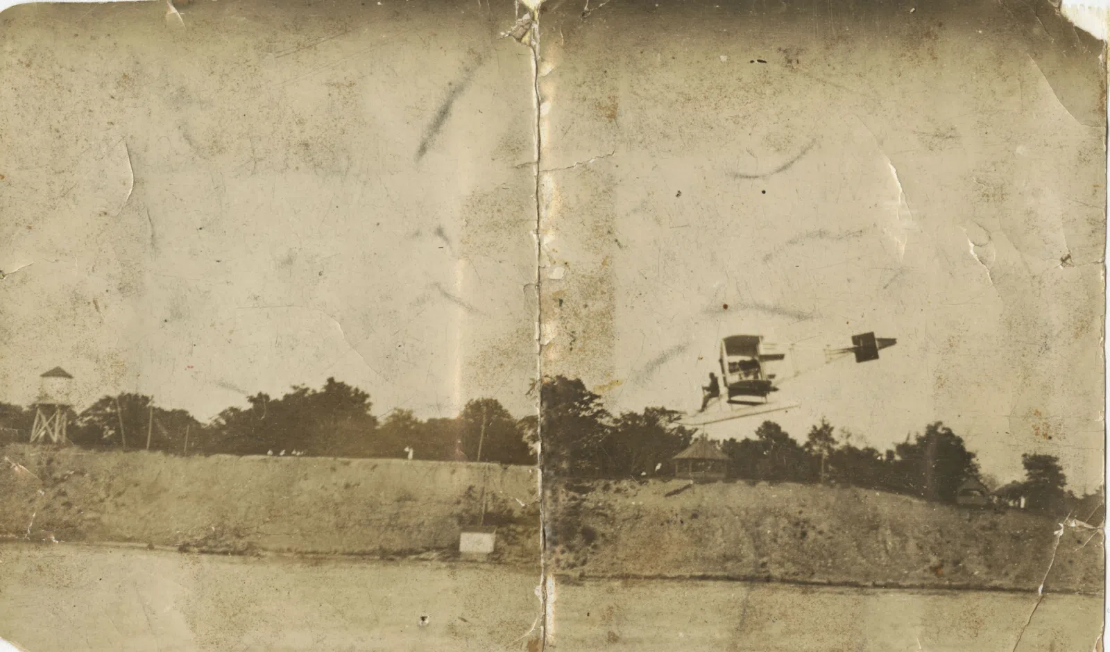 On verso: ""Aeroplane landing at Willoughbeach Park""