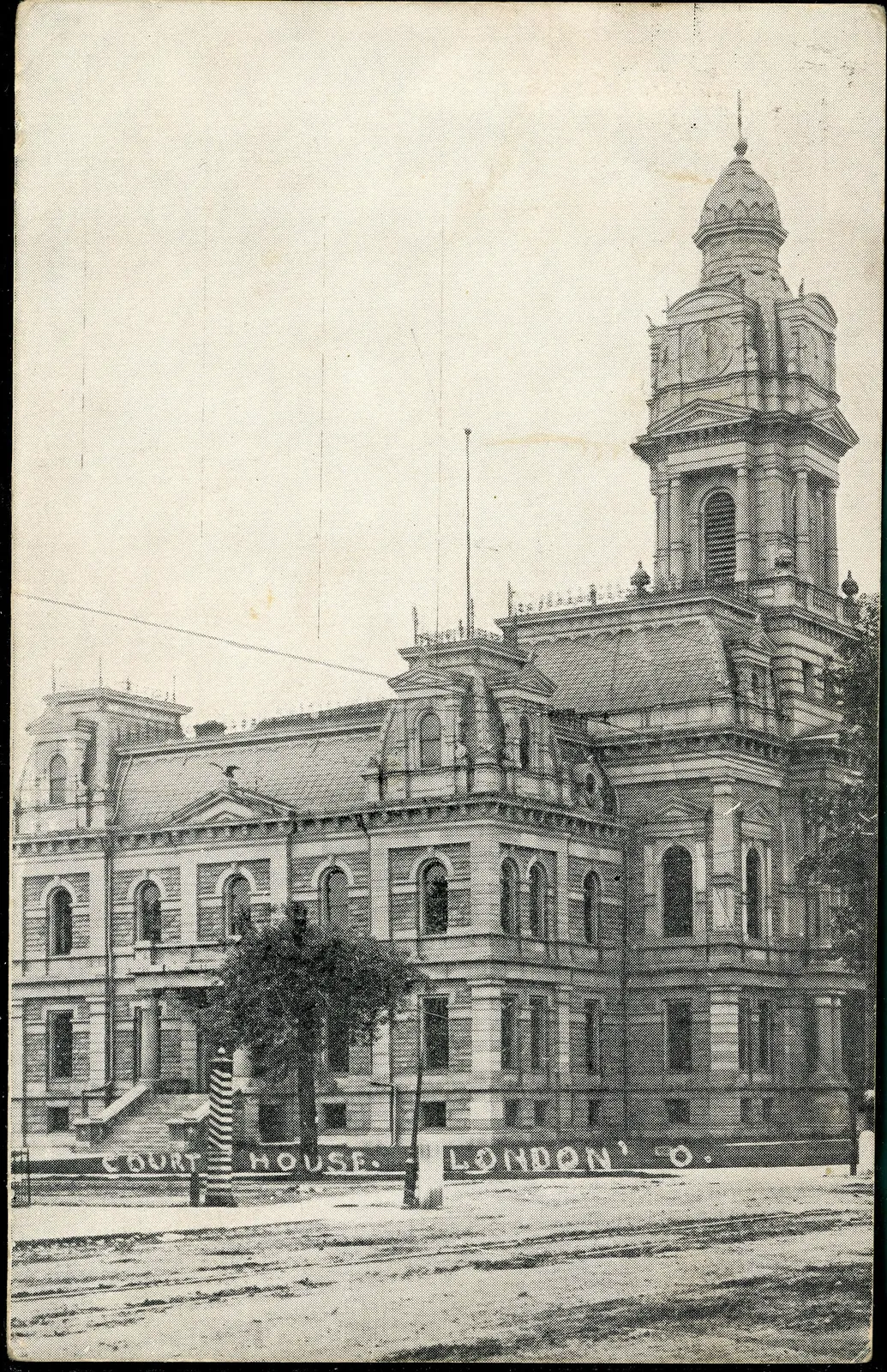 Black and white postcard of the courthouse in London, Ohio.