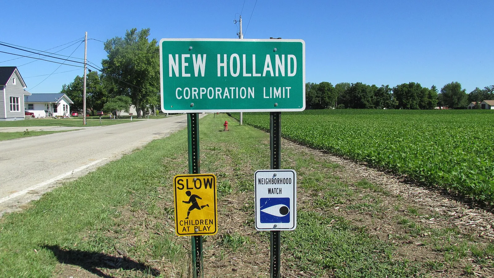 New Holland corporation limit sign on the village's southern edge.