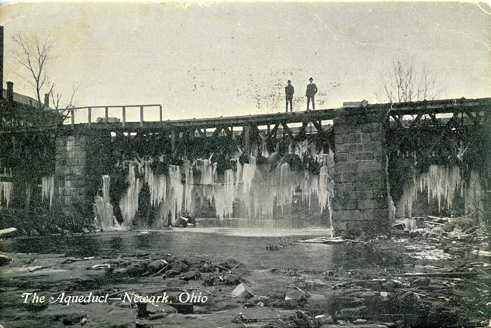 Black and white postcard of the aqueduct in Newark.