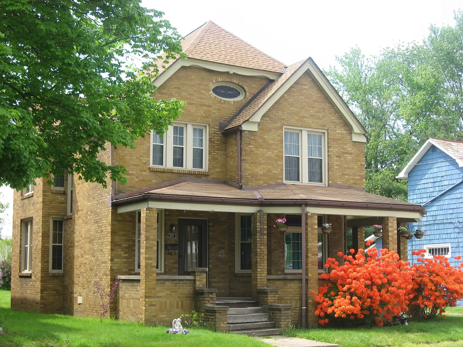 Front and southern side of the C.W. Ransbottom House, located at 291 Washington Street in Roseville, Ohio, United States. Built in 1904, it is listed on the Na