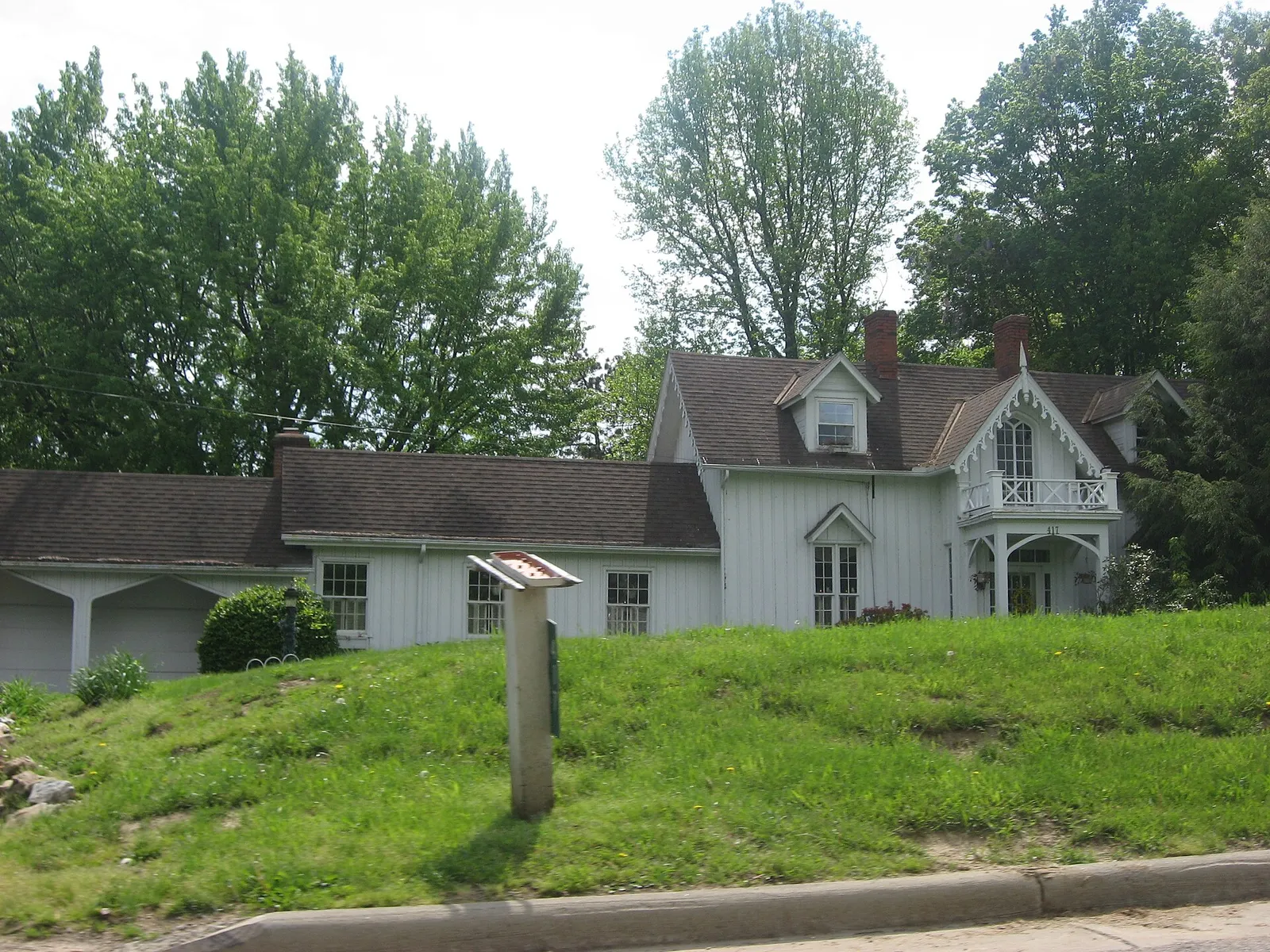 Front of the Sheridan House, located at 417 S. Columbus Street (State Route 13) in Somerset, Ohio, United States.  Built in 1859 by Philip Sheridan for family m