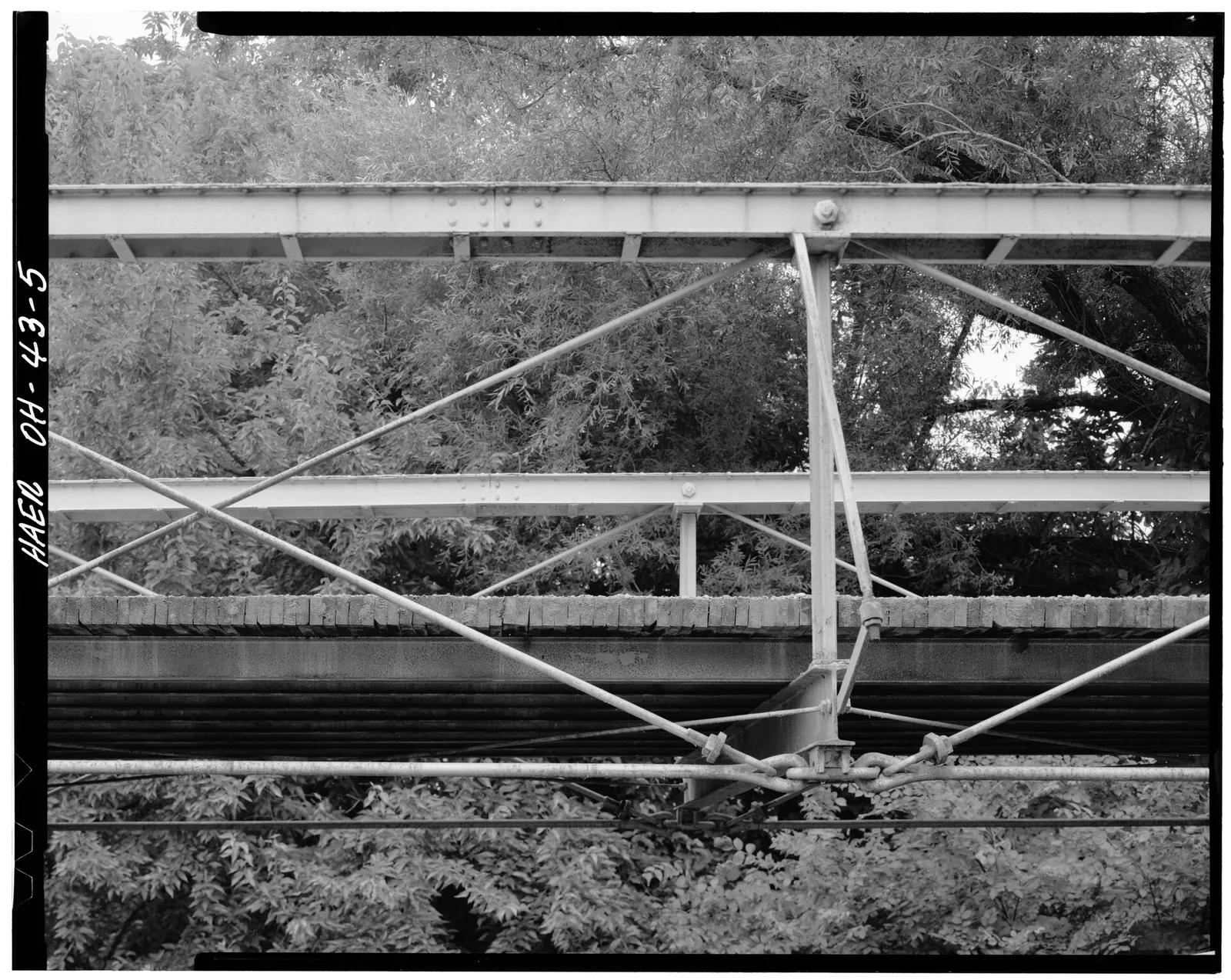 File:DETAIL OF SINGLE PANEL POINT, SHOWING UPPER AND LOWER CHORD CONNECTIONS - Fosnaugh Truss Leg Bedstead Bridge, Spanning Scippo Creek at Township Route 128,