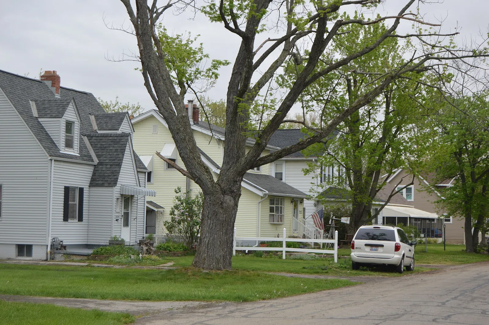 Houses on the northern side of Elliott Avenue, east of the Warren Avenue intersection, in Valleyview, Ohio, United States.