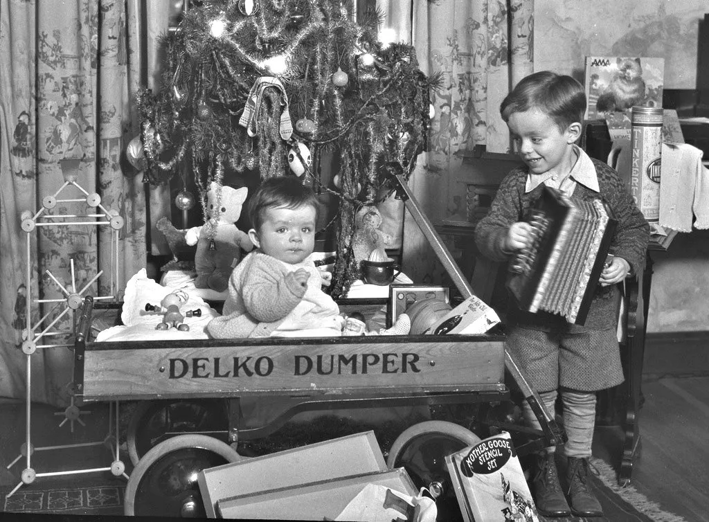 Christmas Day 1928. "Christmas at our home north of Worthington, Ohio, Photo lighting was flash powder. "
