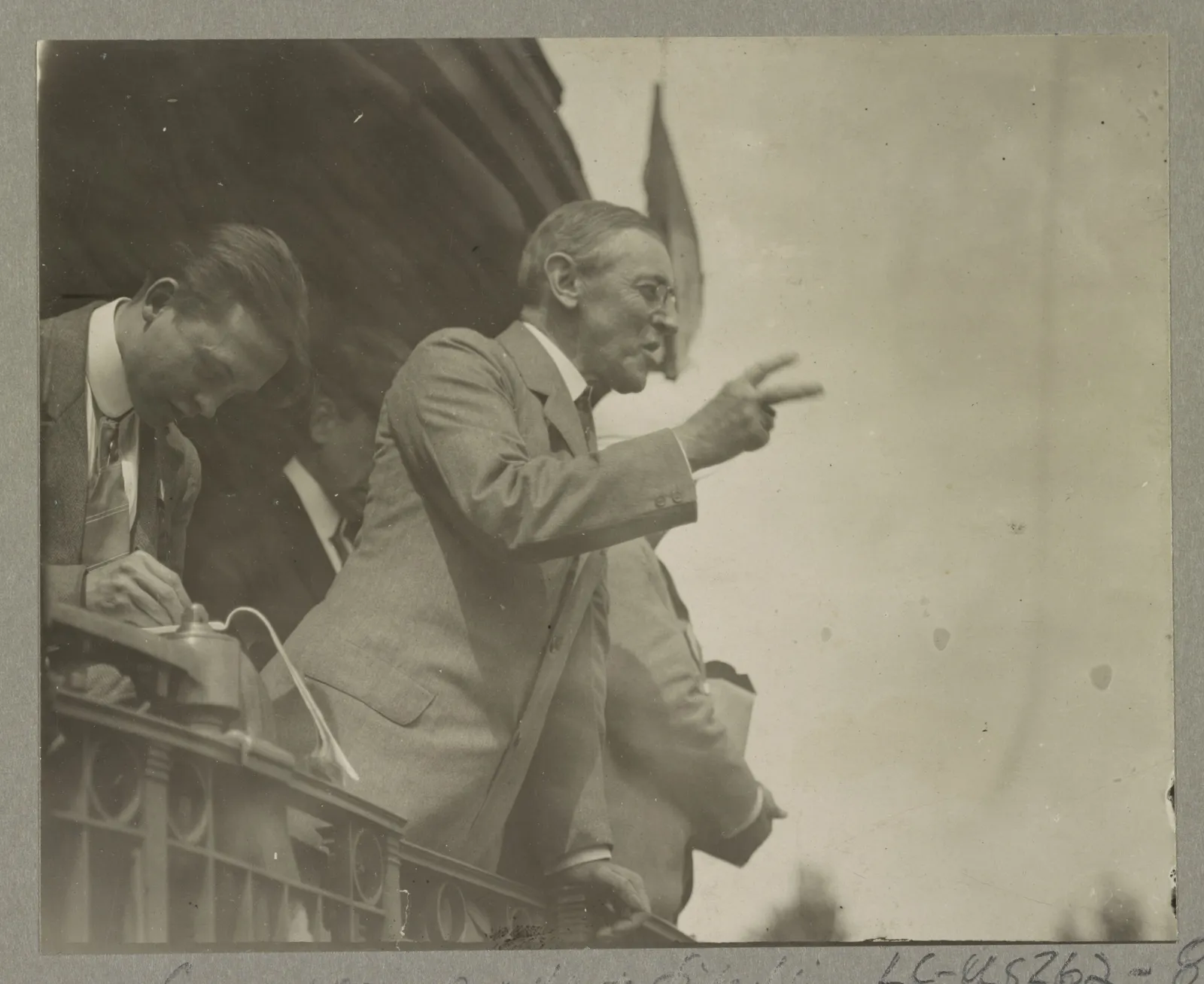 Governor Woodrow Wilson campaigning by train for president in Bradford, Ohio LCCN2016652167.jpg.