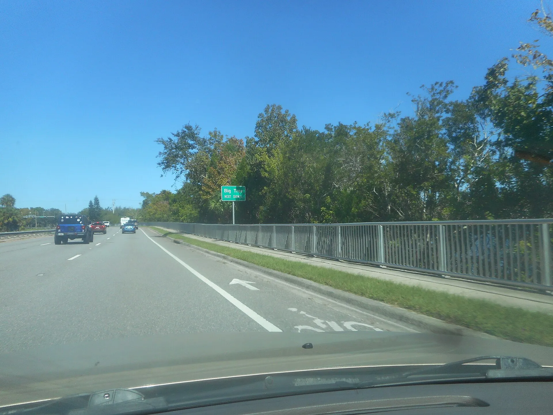 Sign along northbound Florida State Road 5A (Nova Road) telling motorists that the next traffic signalized intersection will be at Big Tree Road in South Daytona, Florida. What the sign doesn't tell you is that Big Tree Road is officially part of Volusia County Road 4072.