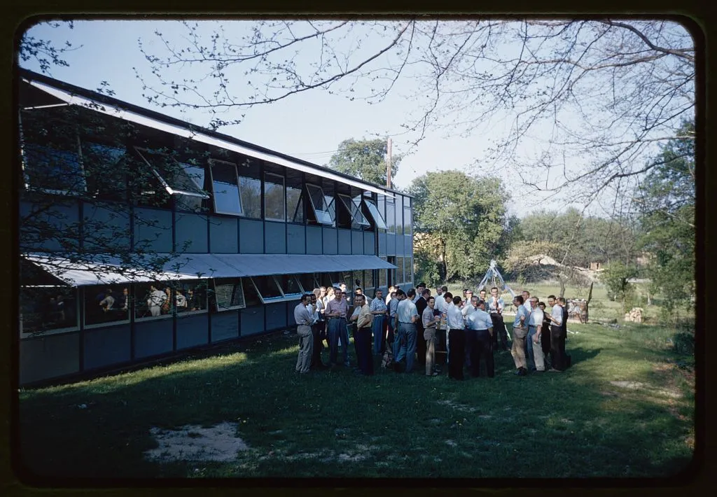 Eero Saarinen and Associates office with staff in foreground (Bloomfield Hills, Michigan)  (circa 1953–1961). Note: No known restrictions on publication. Balthazar Korab Archive (Library of Congress).