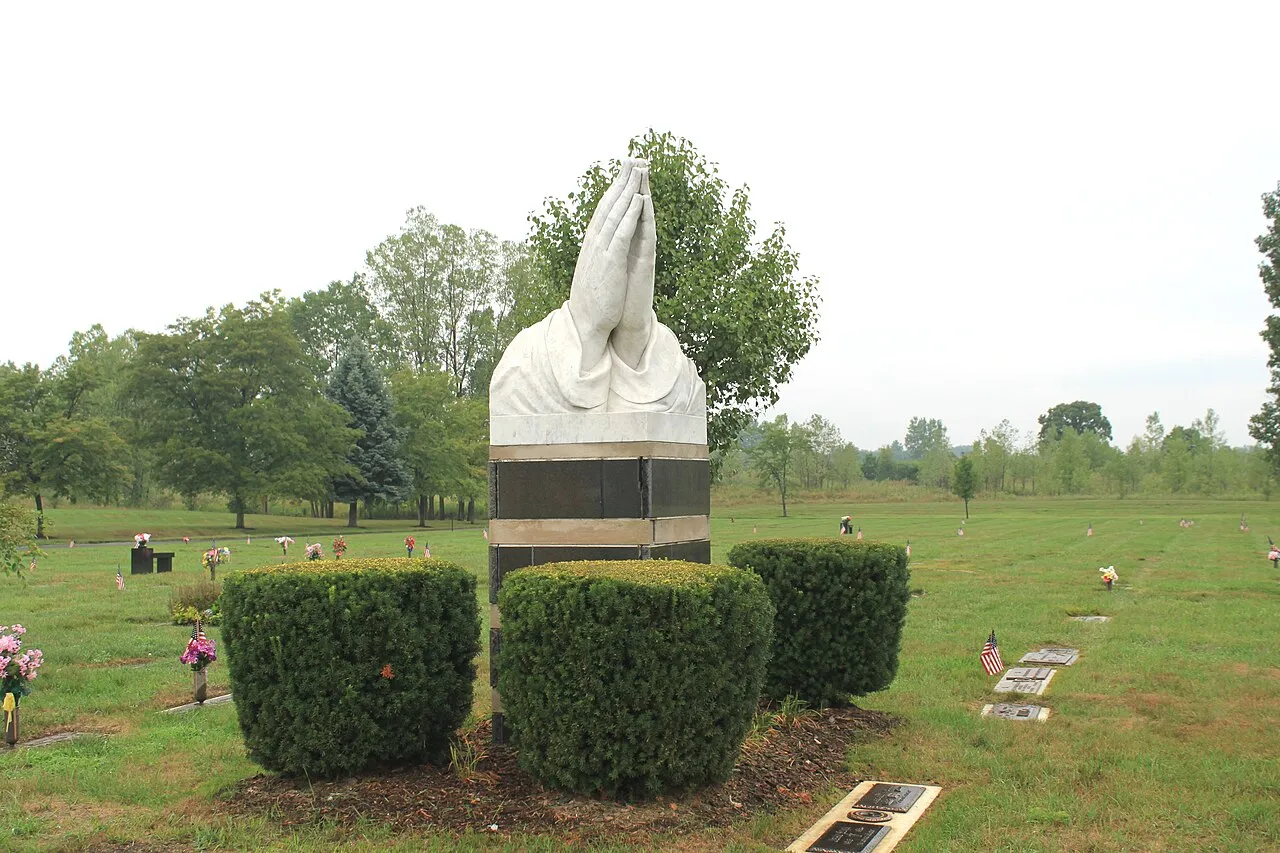 Praying hands sculpture, Prayer Garden, Knollwood Memorial Park, Canton, Michigan. Camera location42° 19′ 00.2″ N, 83° 32′ 04.4″ W View this and other nearby images on: OpenStreetMap 42.316722; -83.534556
