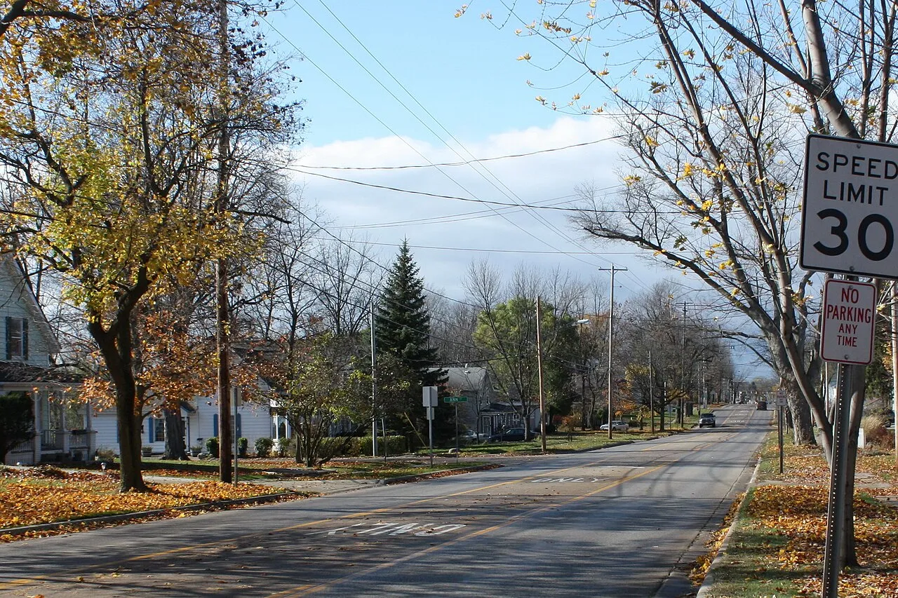 Former M-87 in Fenton, Michigan, taken at the same location as File:1956-11-01 M-87 (Main &amp; Center Sts., Fenton, Michigan).jpg.