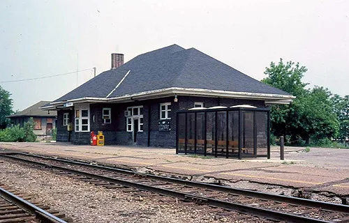 The former Grand Trunk Western depot in Pontiac, situated east of the tracks on the northwest corner of West Huron Street and Woodward Avenue, in 1978. It was then being used by SEMTA Silver Streak commuter trains.