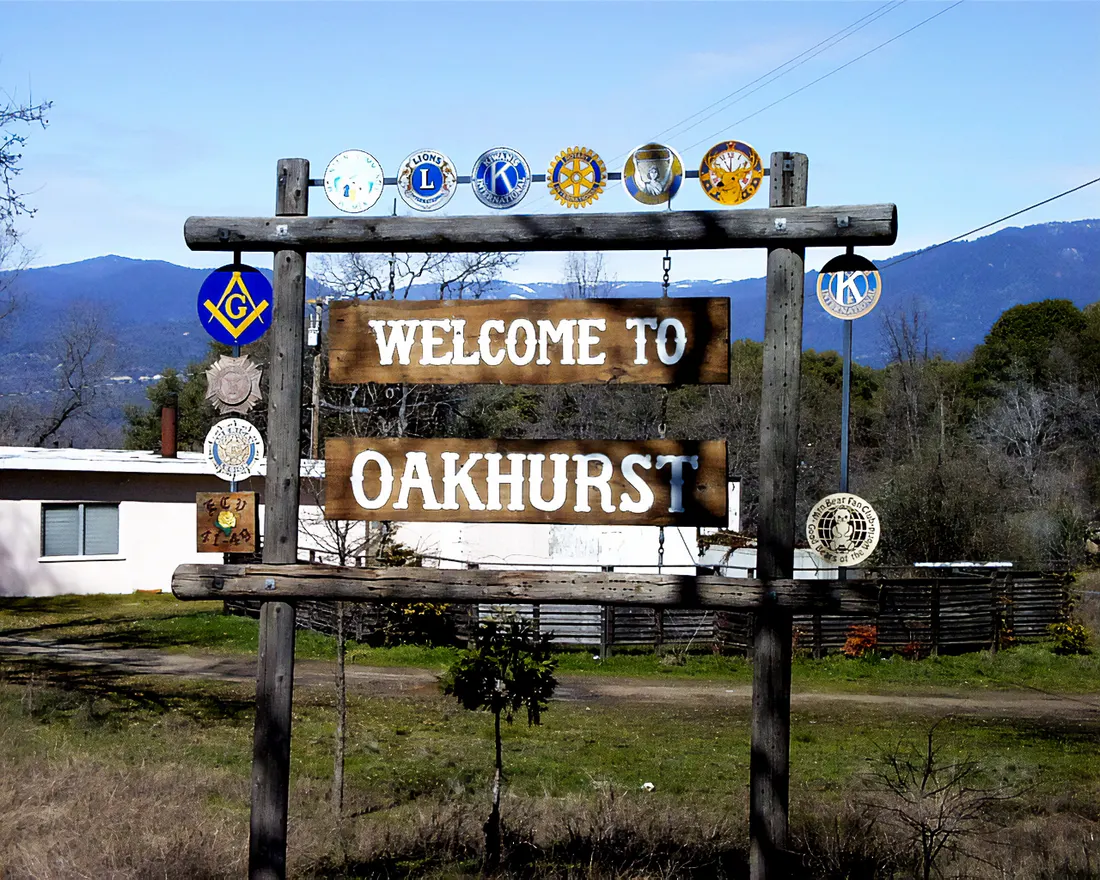 Oakhurst welcome sign