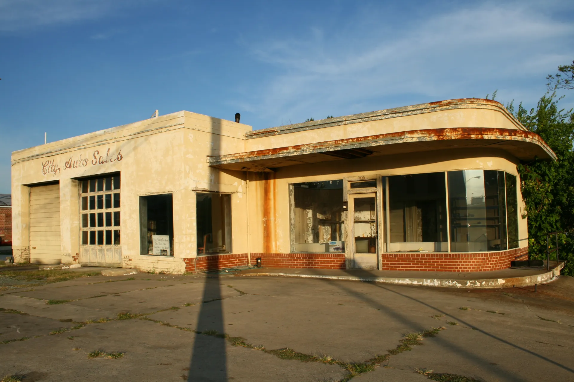 Abandoned building (formerly City Auto Sales) in Burlington, North Carolina .
