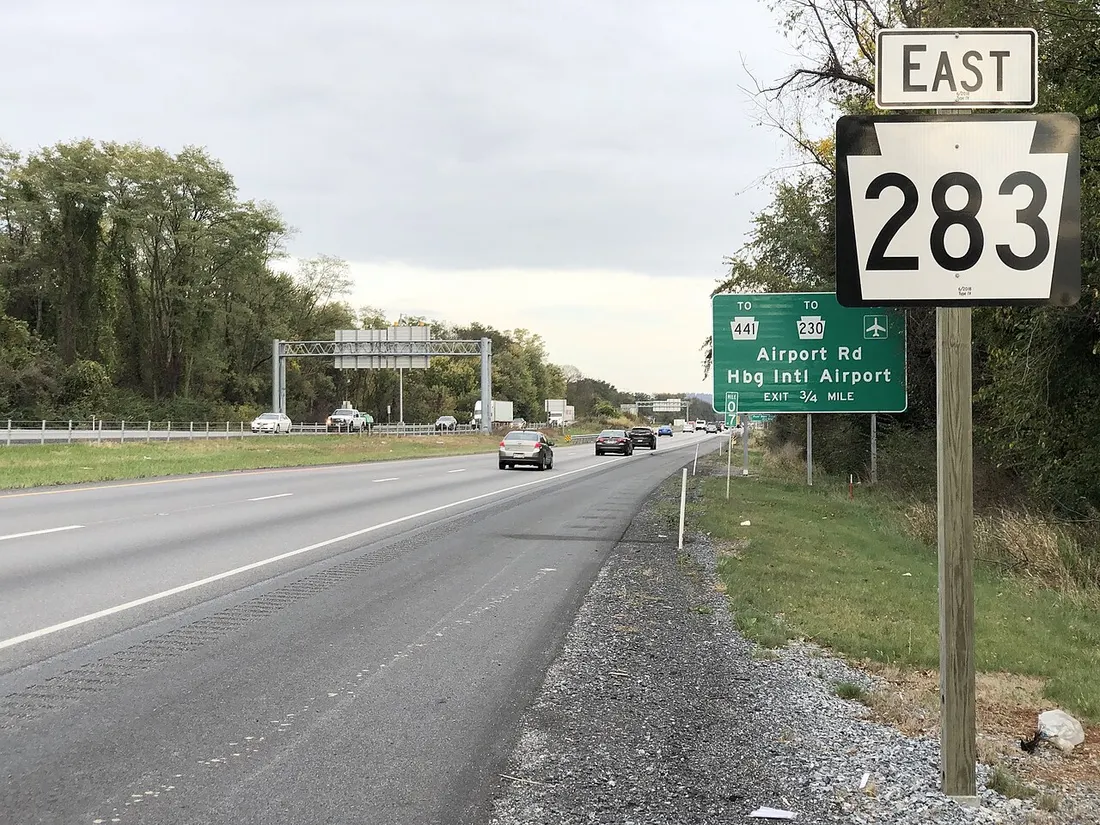 View east along Pennsylvania State Route 283 (Harrisburg Pike) just east of Interstate 283 in Lower Swatara Township, Dauphin County, Pennsylvania