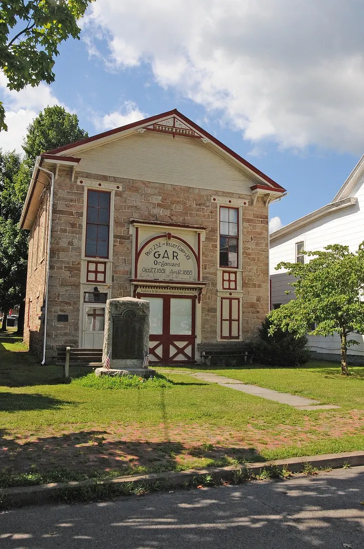 IT WAS BUILT BETWEEN 1850 AND 1852. FROM 1867 TO 1887, IT WAS A PRIVATE RESIDENCE. IT THEN HOUSED AN ARMORY FROM 1888 TO 1890, A FIRE COMPANY FROM 1890 TO 1898, WHEN IT WAS PURCHASED BY THE LOCAL CHAPTER OF THE GRAND ARMY OF THE REPUBLIC (GAR). THE GAR AND WOMEN'S AUXILIARY OCCUPIED THE BUILDING UNT