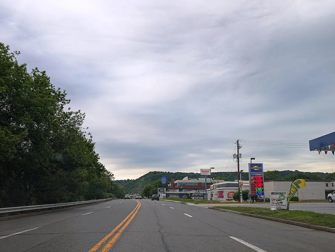 Photo of northbound Front Street in Susquehanna Township, Dauphin County, Pennsylvania approaching the western terminus of Pennsylvania Route 39. Photo taken looking north at Houser Road.