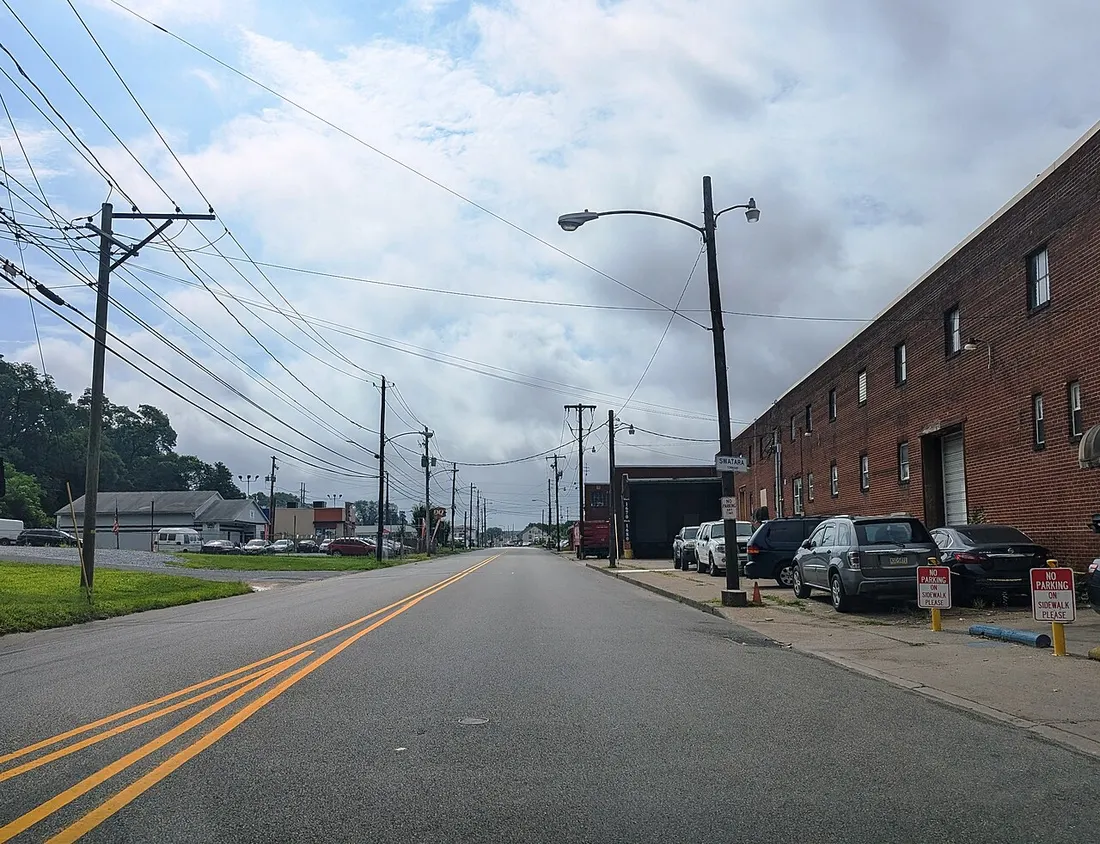 Photo of eastbound Pennsylvania Route 230 (South Cameron Street) entering Swatara Township from Harrisburg, Pennsylvania. Photo taken looking southeast between Elliott Street and Gibson Street.