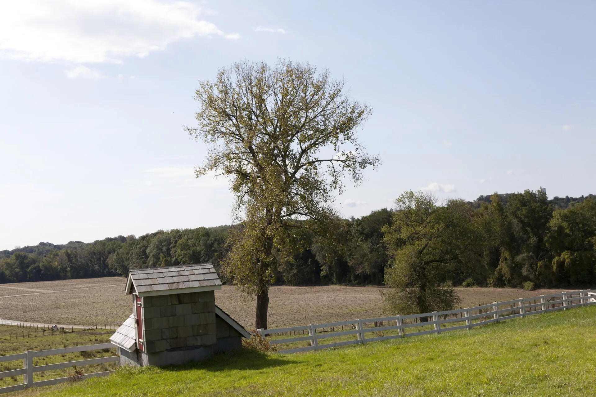 Farmland near tobacco barns in Windsor, Connecticut (Library of Congress / Carol M. Highsmith).