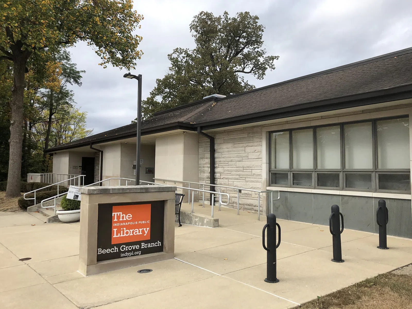 This photo depicts the Indianapolis Public Library Beech Grove Branch, Indianapolis, Indiana, United States in October 2020.