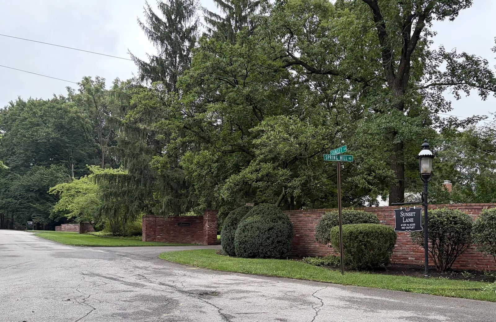 An intersection in North Crows Nest, Indianapolis, Indiana