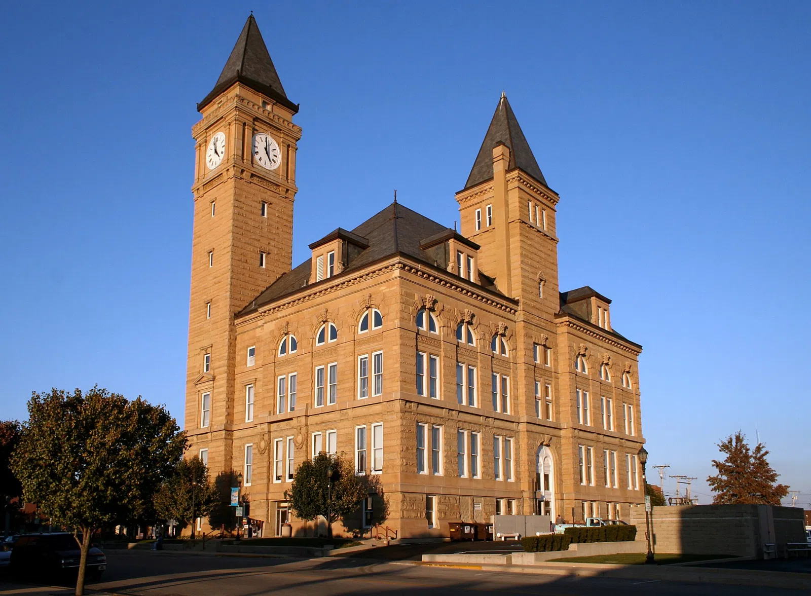 Tipton County courthouse in Tipton, Indiana. A plaque in front reads: TIPTON COUNTY COURTHOUSE Romanesque Classial Revival Style building designed by…