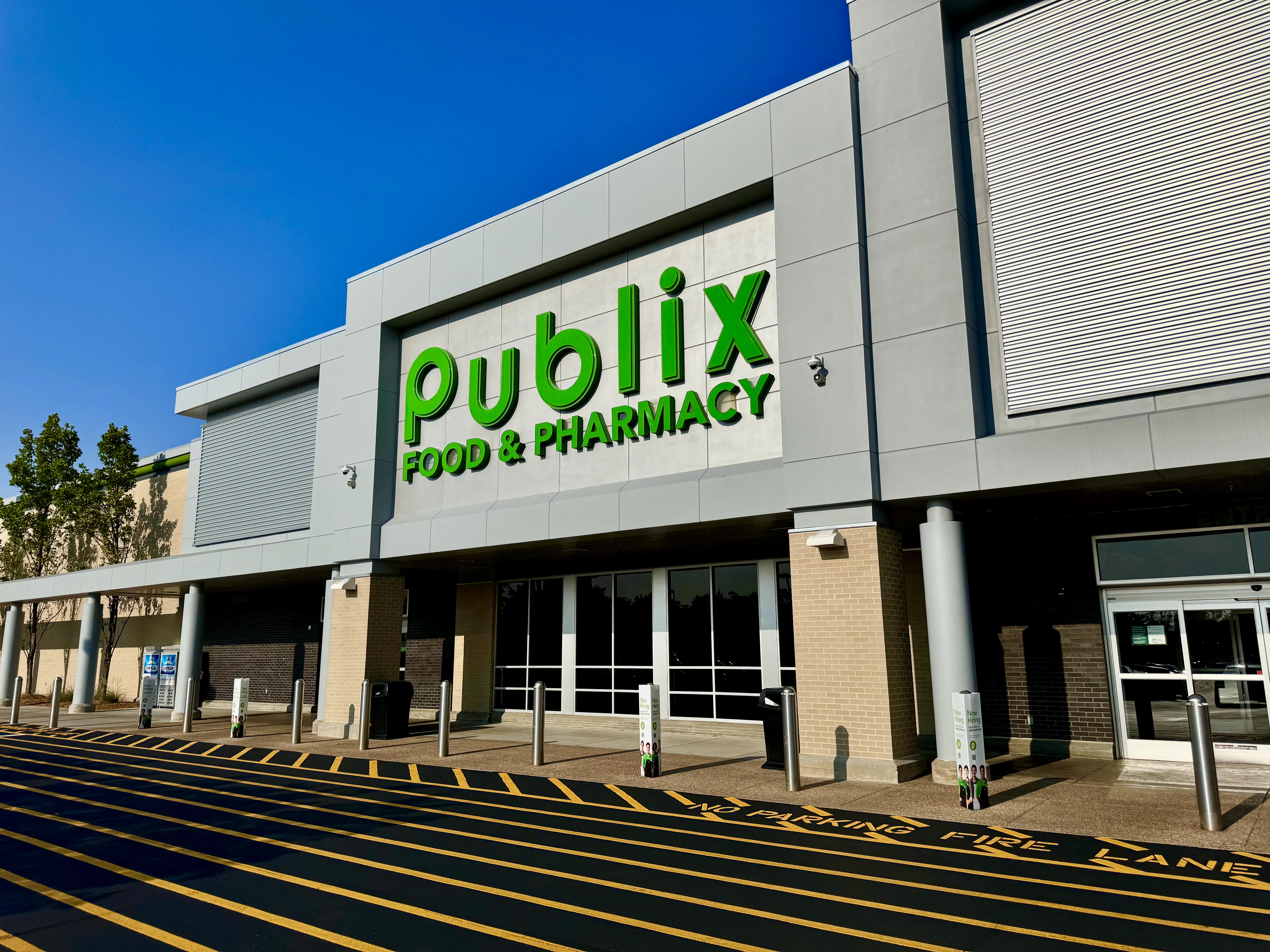 A Publix grocery store exterior in Farragut, Tennessee