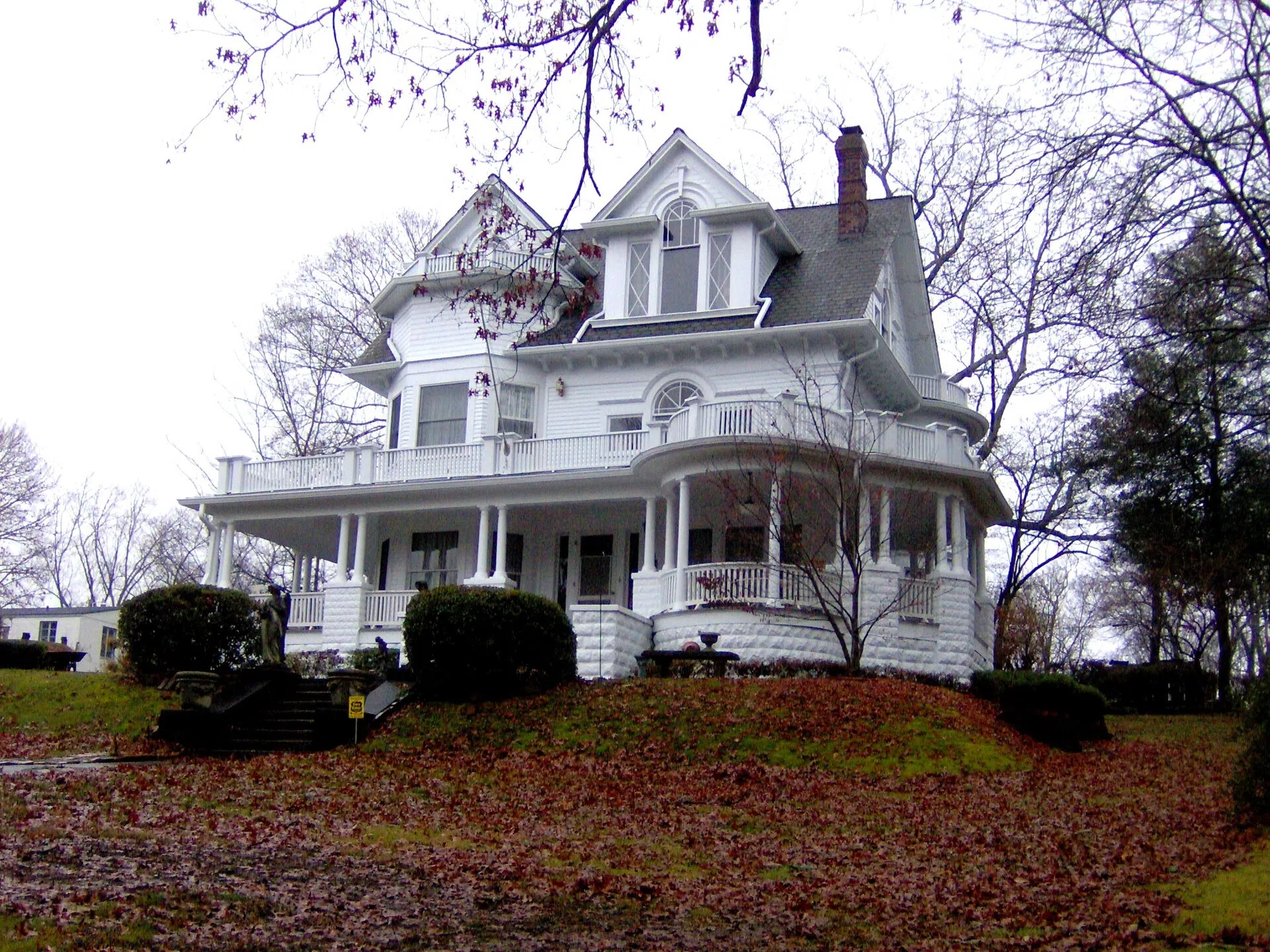 Monte Vista (514 Cumberland Street), built 1905, in the Cornstalk Heights Historic District of Harriman, Tennessee