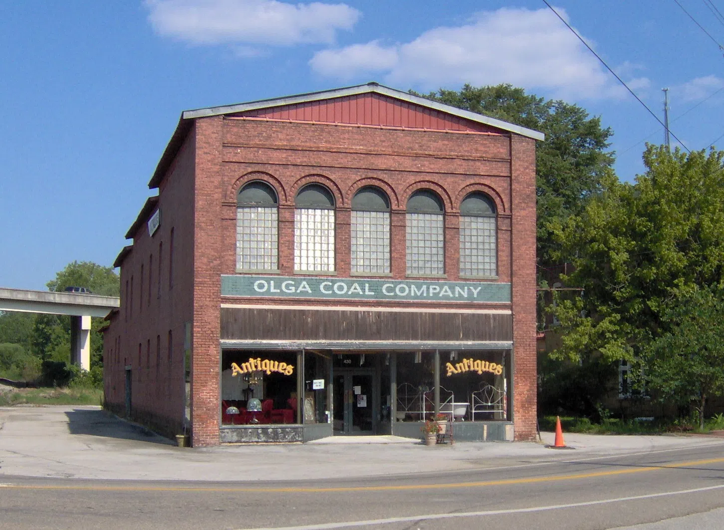 The H. Sienknecht Store (built 1901–02) in Oliver Springs, Tennessee